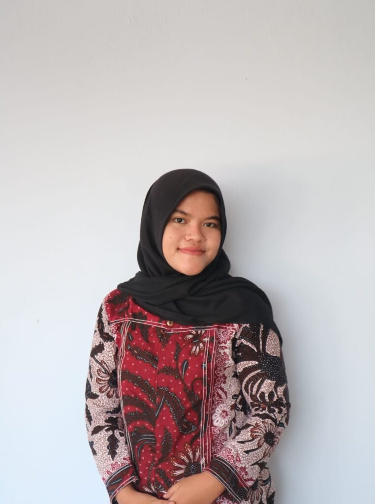 Nida Azhar Khomsiah, S.Pd